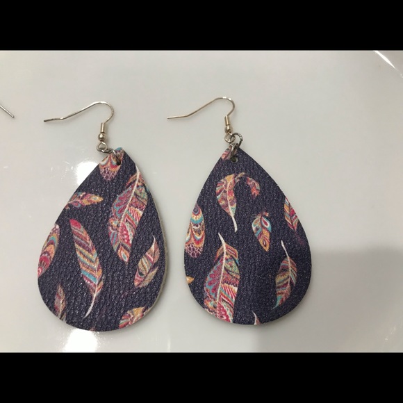 5 For $20 🥳 Set of Earrings - Picture 2 of 3